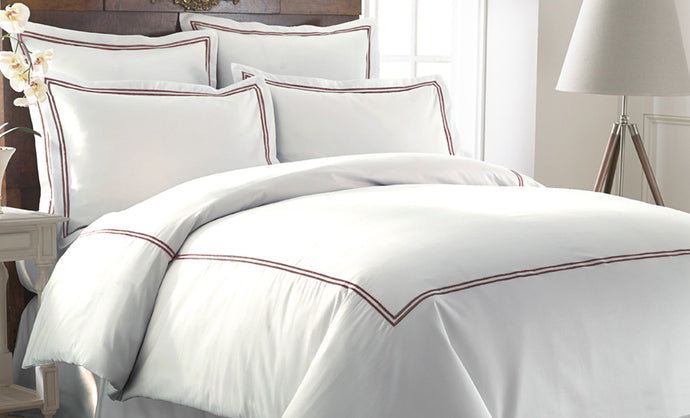 Hotel Collection T600 3 Piece Duvet Set White with Double Marrowing Red Queen