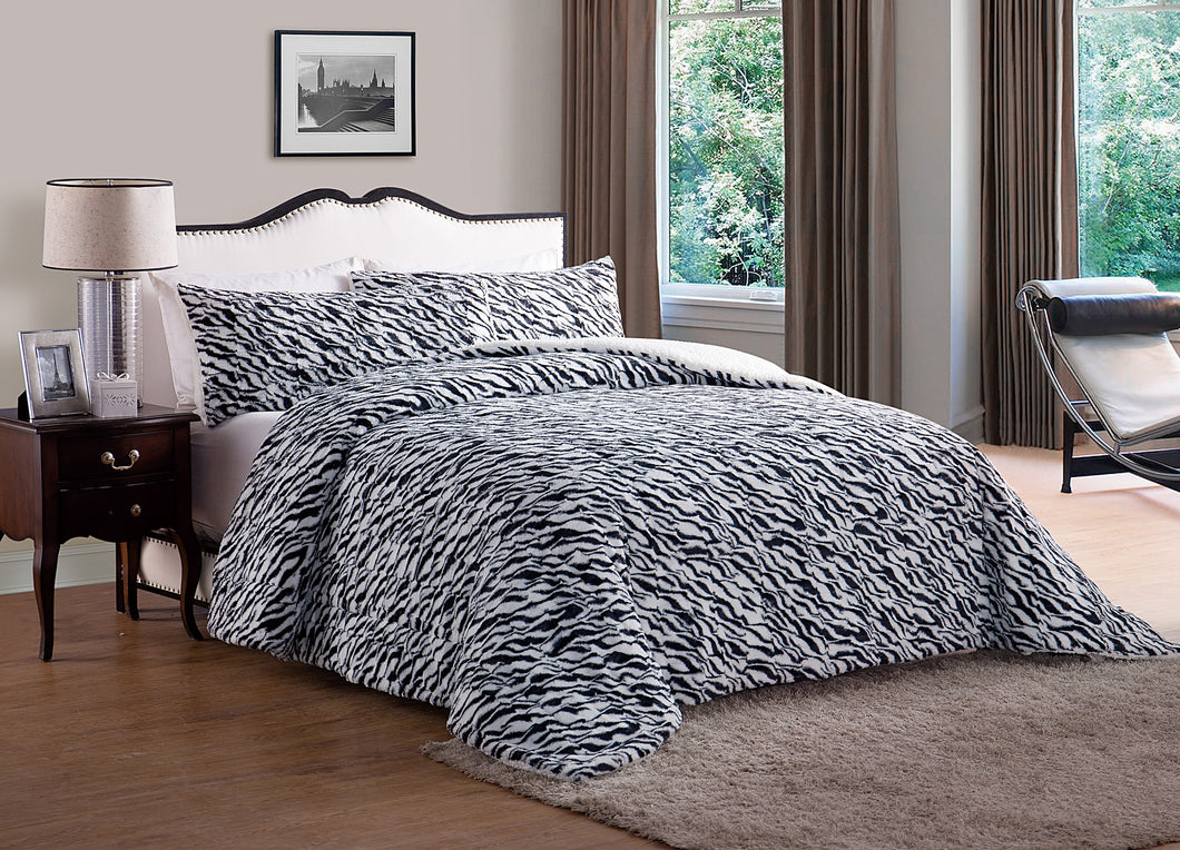 Animal Faux Fur Comforter In Black