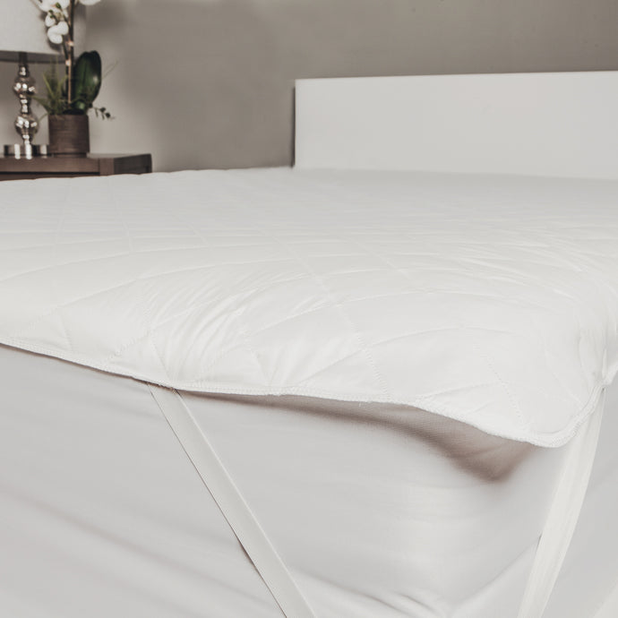 Exquisite Hotel Collection 195 Thread Count, Classic Quilted Mattress Pad / Queen Size