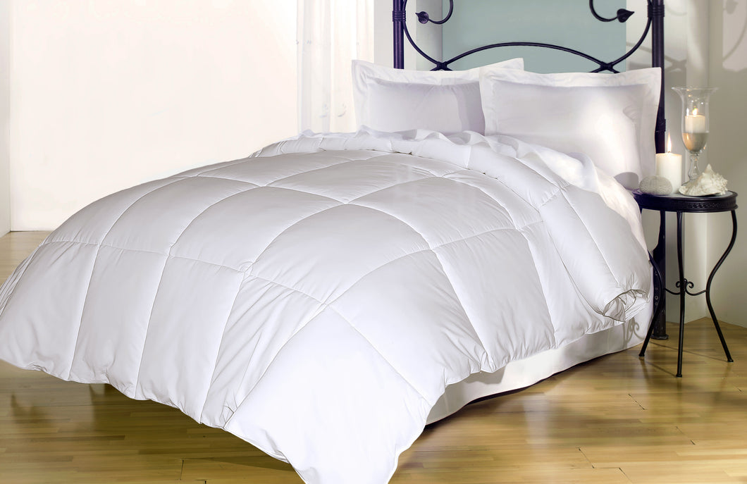White Goose Down and Feather comforter in Full-Queen
